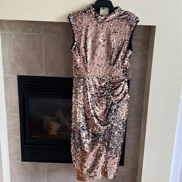 Sequin Mock Neck Cocktail Dress
DONNA MORGAN FOR MAGGY - Picture 4 of 7